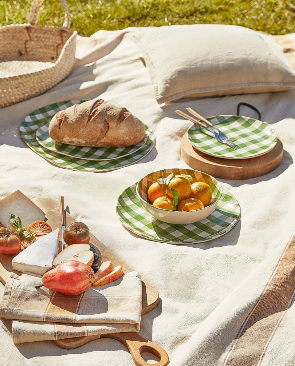 El estampado vichy no podía faltar, en mi caso en esta vajilla de metacrilato en tono verde, ideal para un picnic en familia.