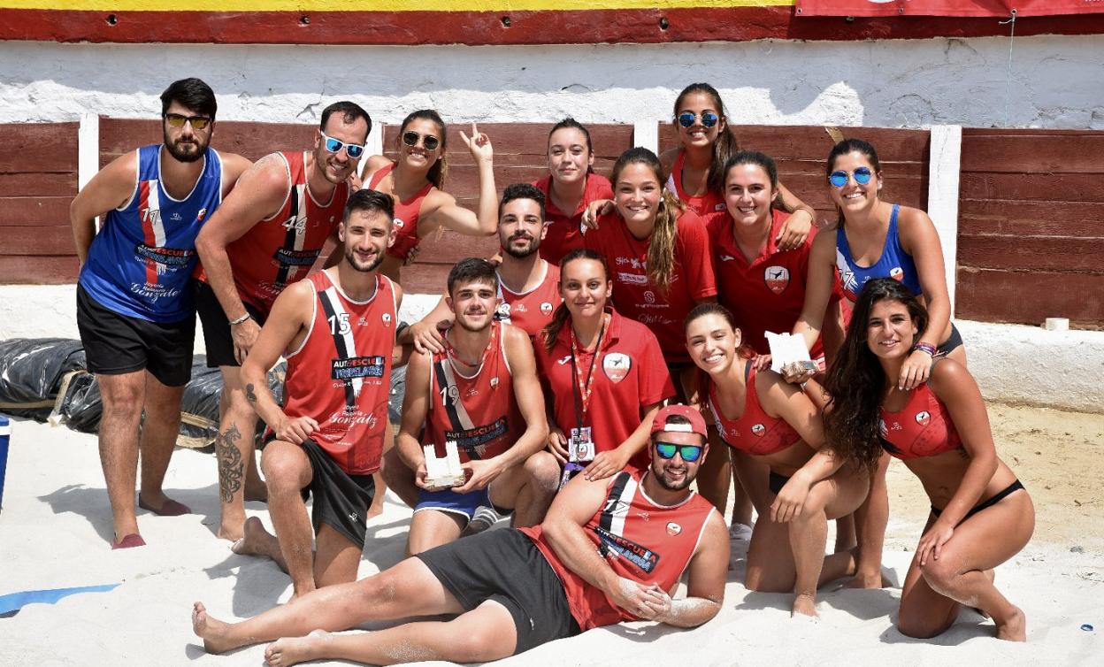 Los jugadores de los equipos masculino y femenino del Polanco Beach que jugarán la Copa de España.