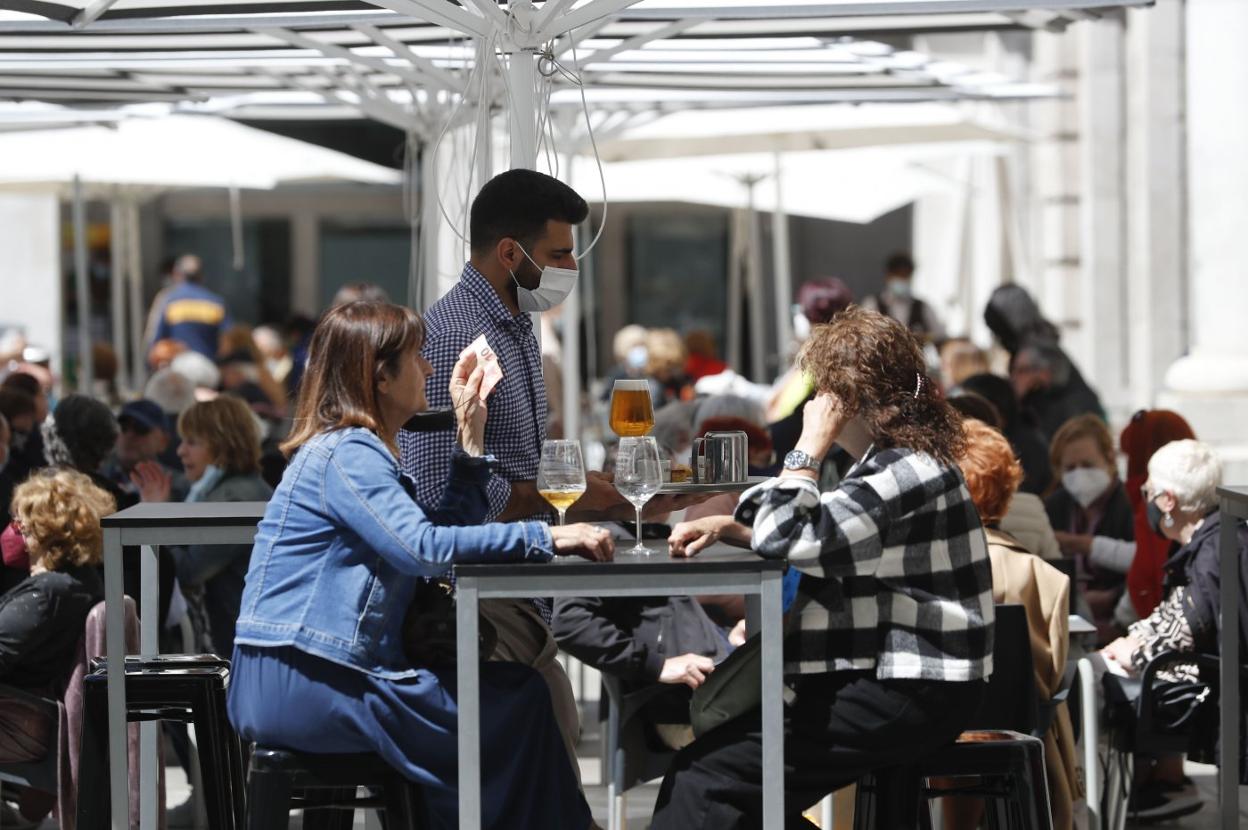 La retirada de buena parte de las restricciones ha reactivado el consumo doméstico en Cantabria en las últimas semanas. JAVIER COTERA