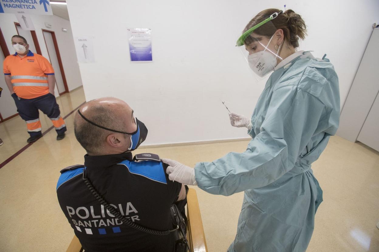 Un policía local de Santander recibe la primera dosis, en una imagen de archivo.