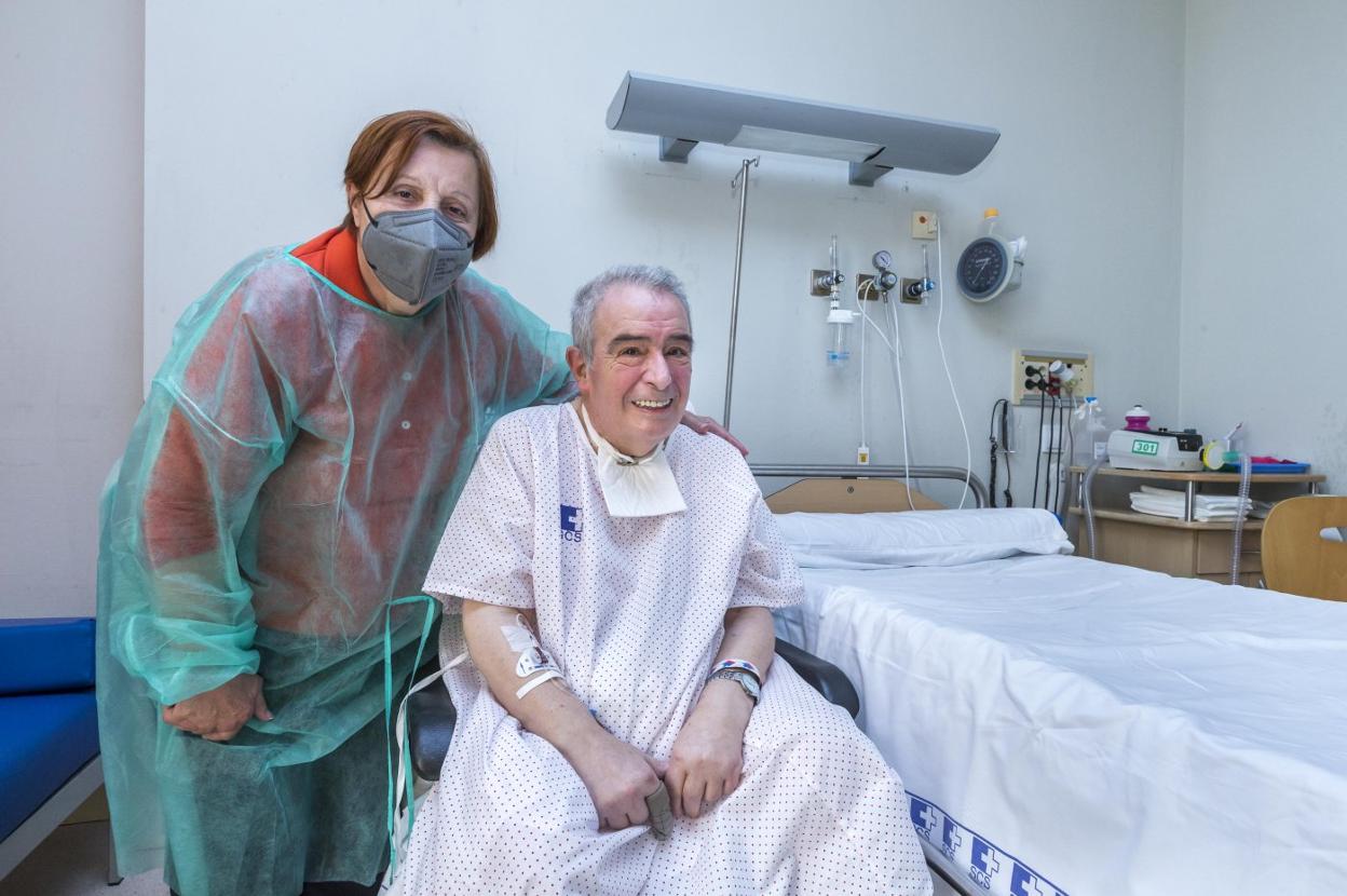 Fernando Cueli, de 68 años, junto a su mujer, Sarito Berodia, en la habitación de Valdecilla donde se recupera de las secuelas del covid tras cuatro meses en la UCI. 