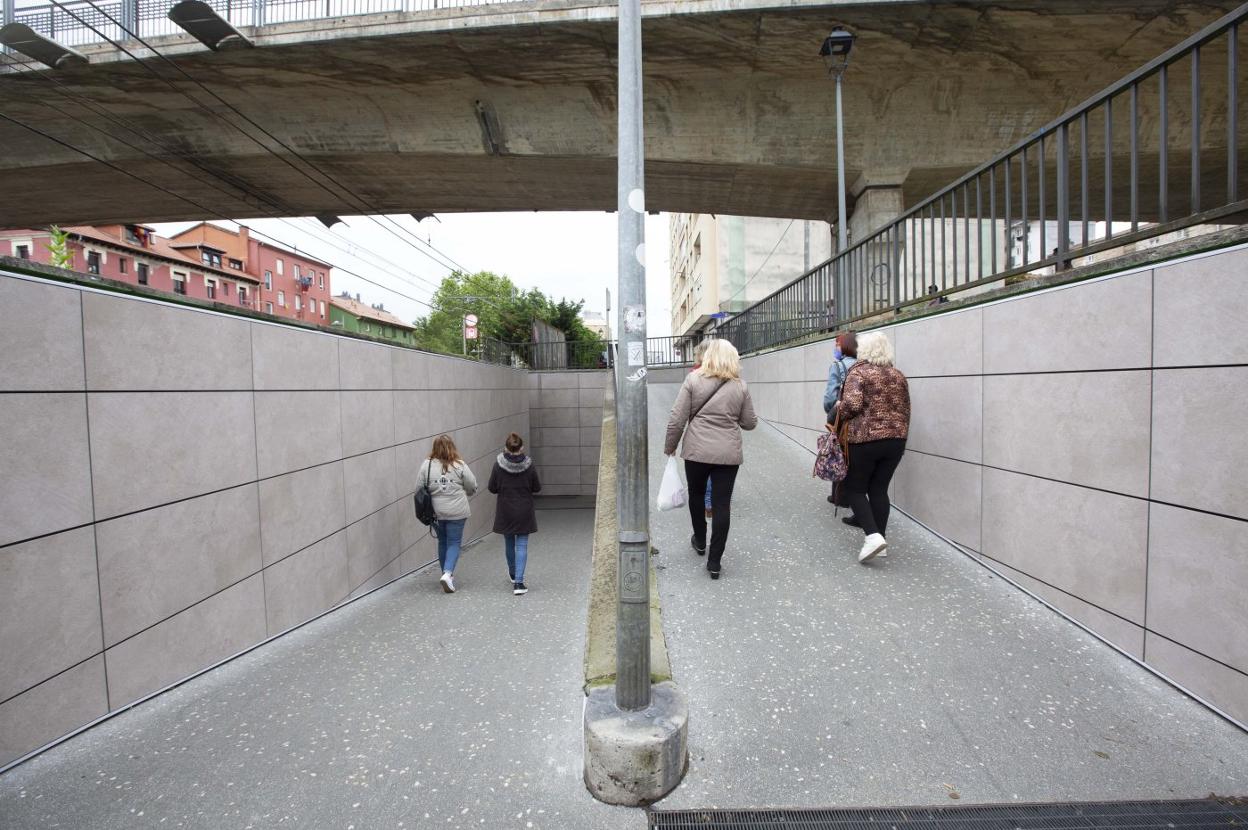 El acceso subterráneo de las vías de Renfe es uno de los pasos más transitados del centro de Maliaño. 