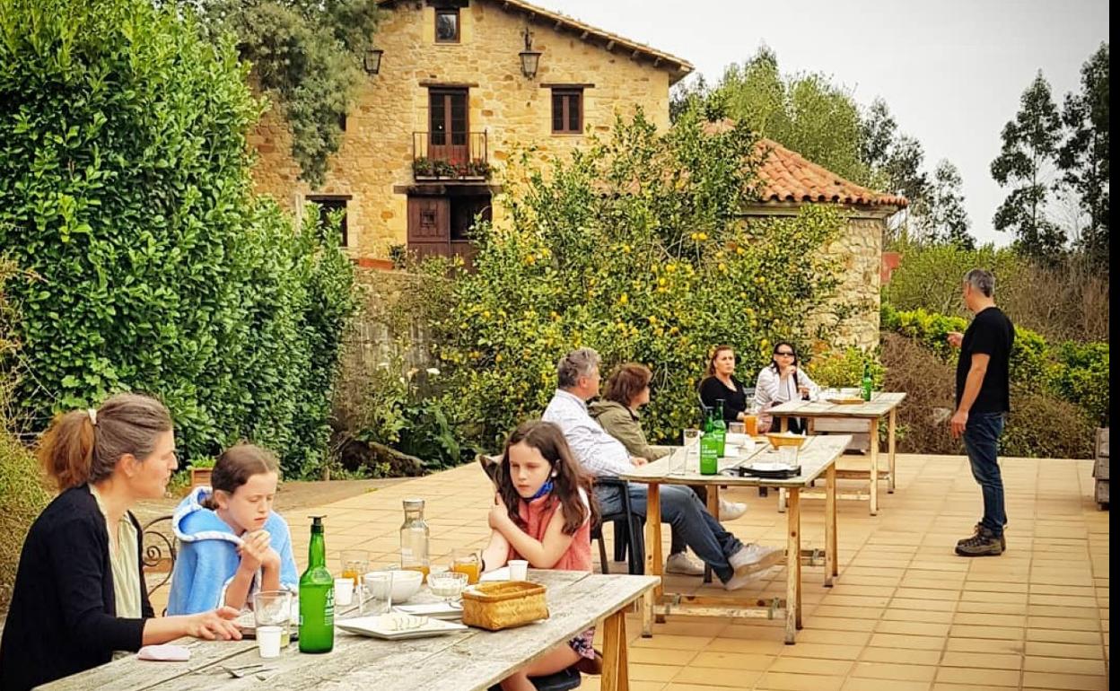 Cata al aire libre de sidra acompañada de productos agroalimentarios artesanales de Cantabria. 