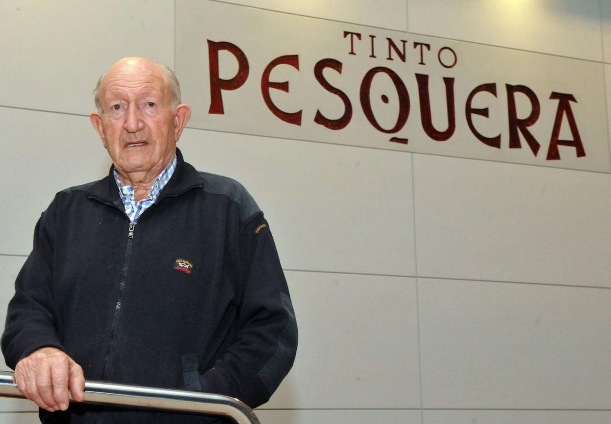 Alejandro Fernández, en un rincón de su bodega. 