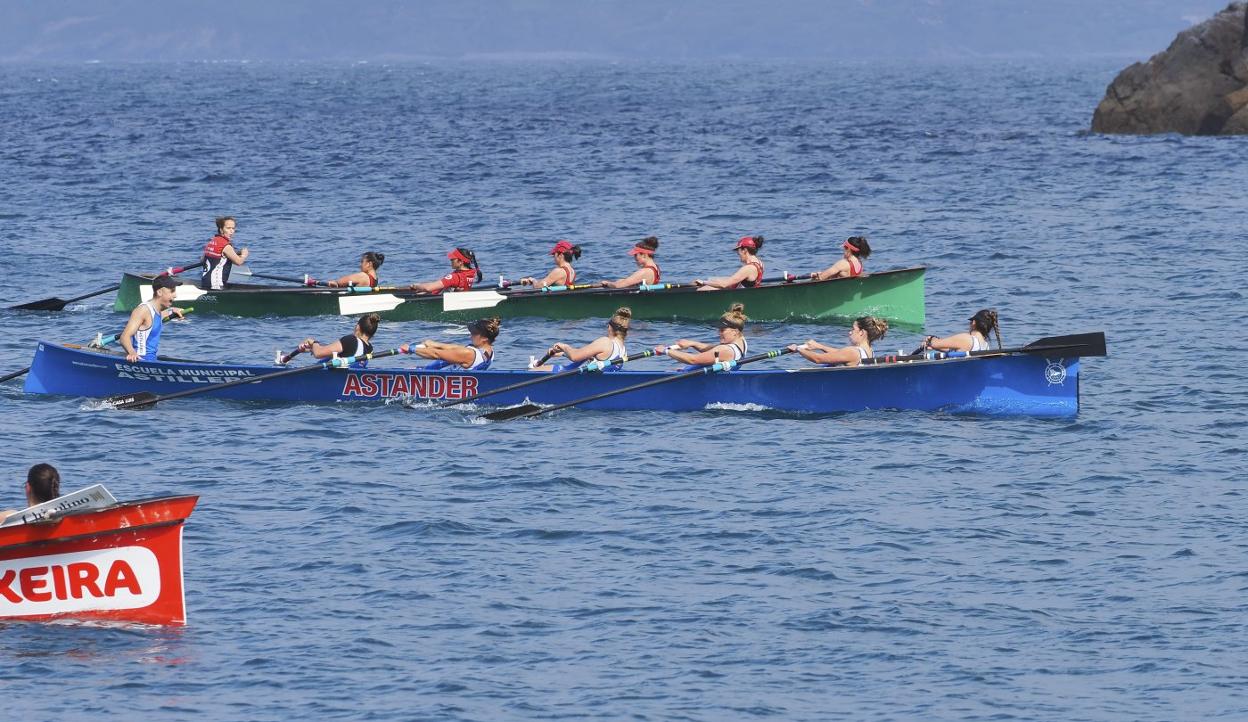 El bote de las chicas de Astillero, en plena competición. 