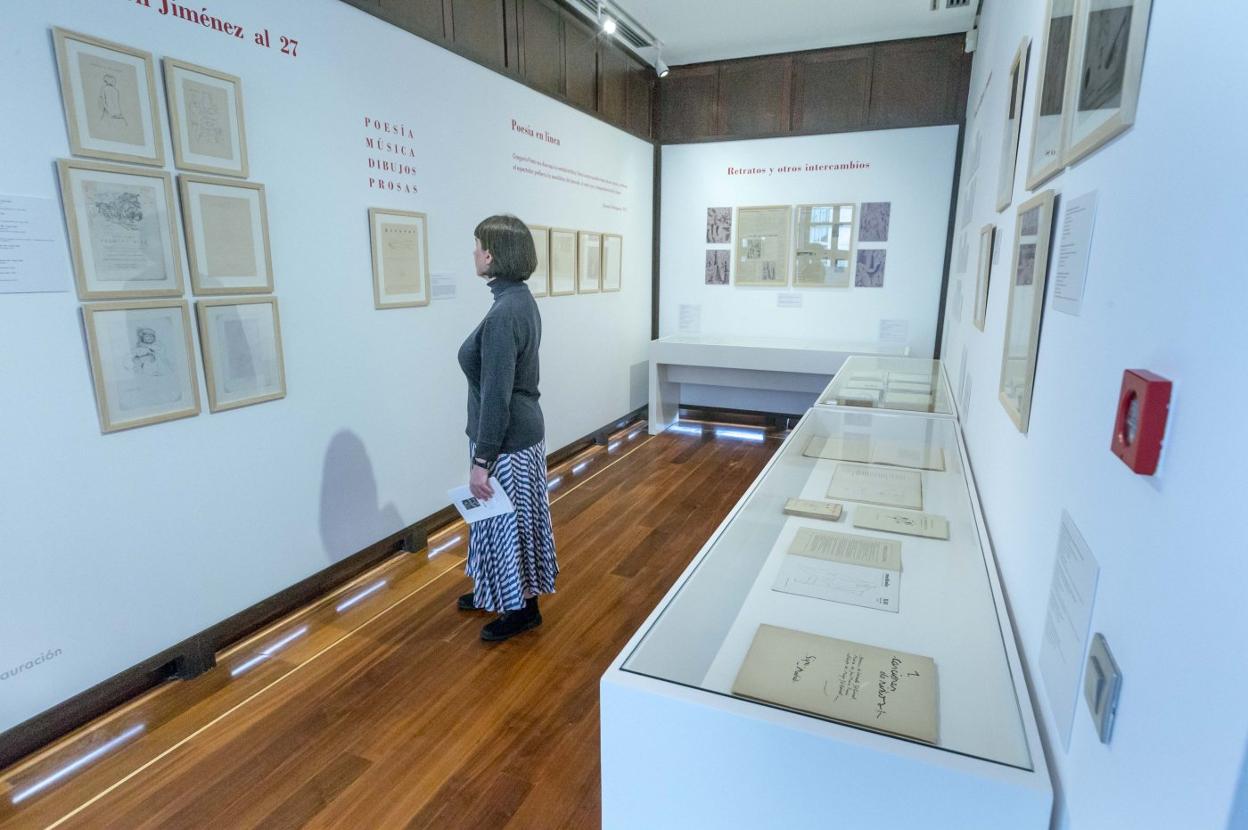 Andrea Puente, directora de la Fundación Gerardo Diego, en el espacio expositivo creado en la sede santanderina. 