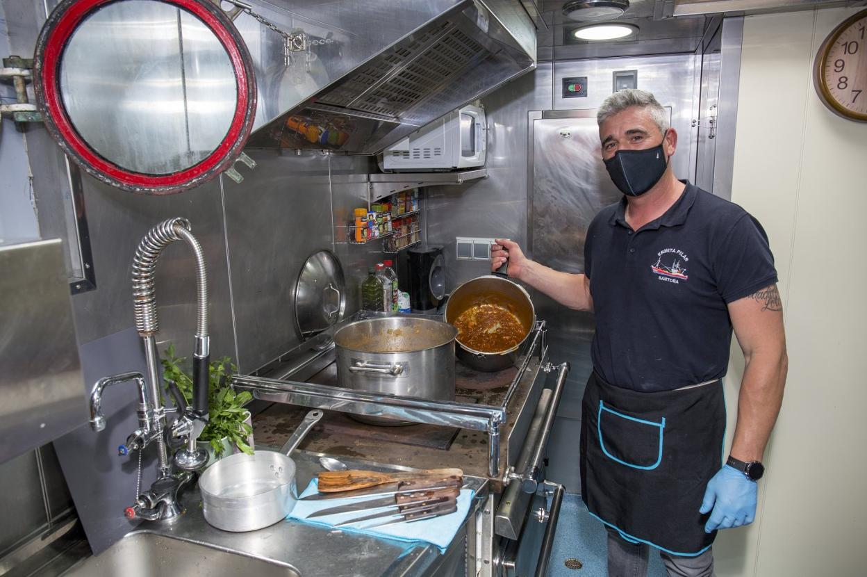 El cocinero y pescador santoñés Agustín Martínez, del Ermita Pilar, ganó con un guiso de patatas con jibia. 