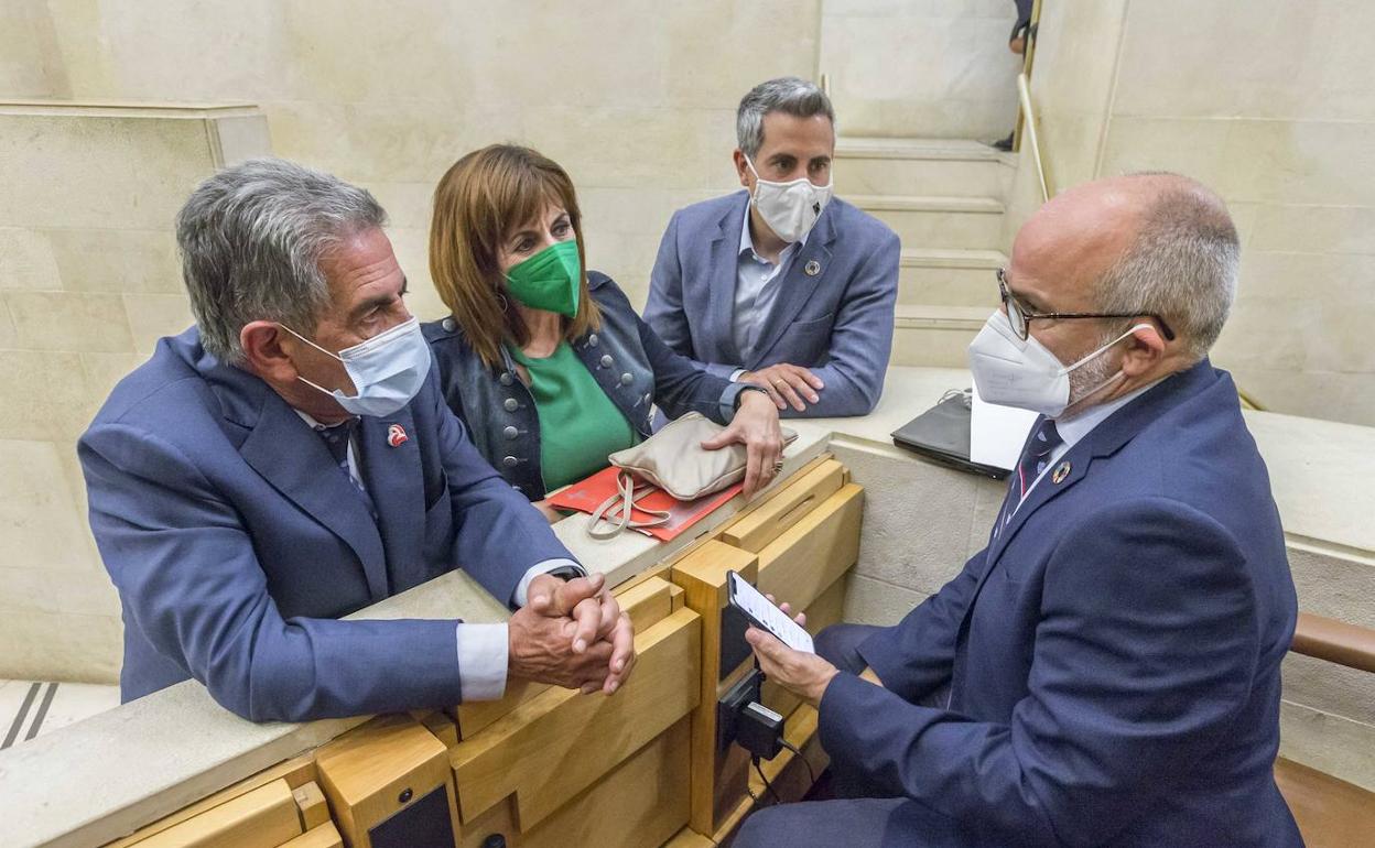 Revilla, Álvarez y Zuloaga charlan con Rodríguez antes de su intervención.