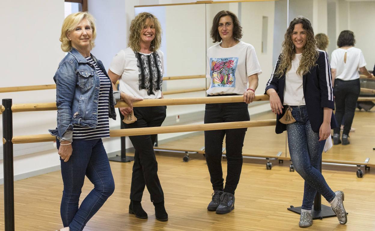 De izquierda a derecha, Soraya Orcáriz Idígoras, Lucía Cano Blanco, Charo Corral Hernández y Lucía Sierra Cano, en el centro cultural.