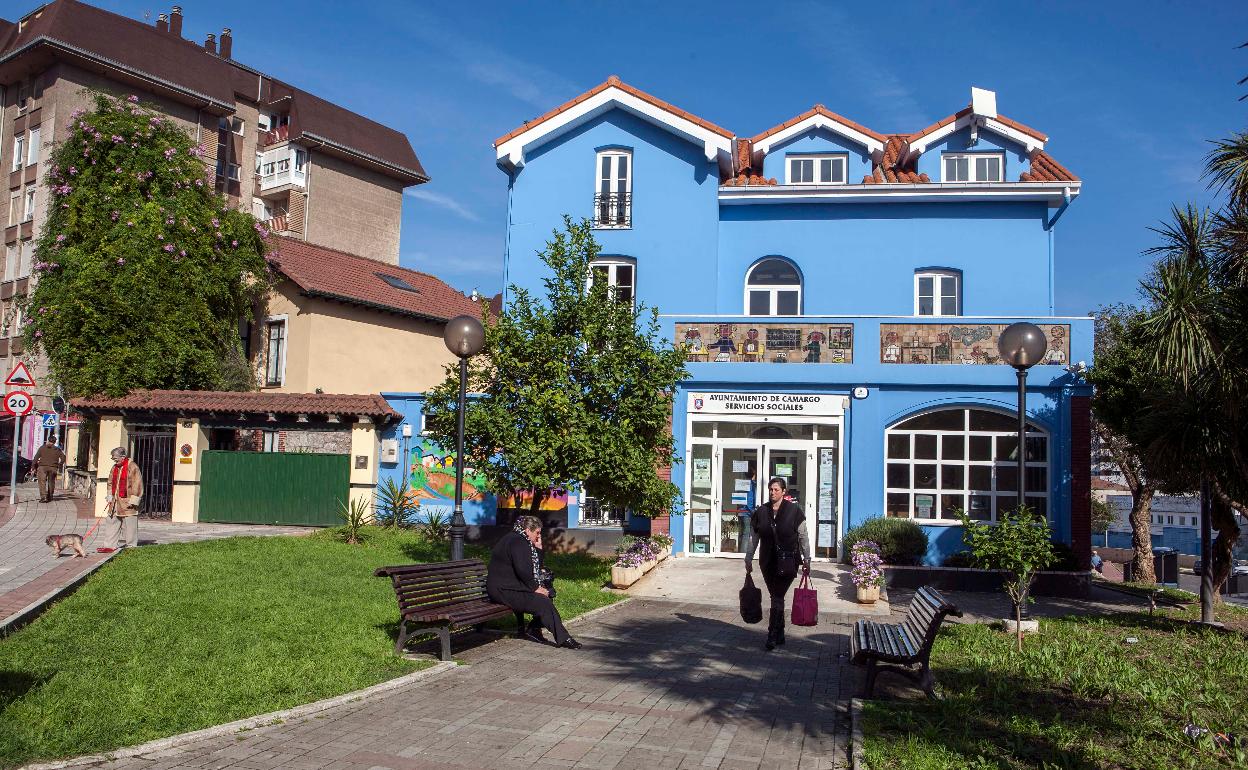 La Casa Altamira, ubicada en Maliaño, funciona como sede de los Servicios Sociales del Ayuntamiento de Camaro. 