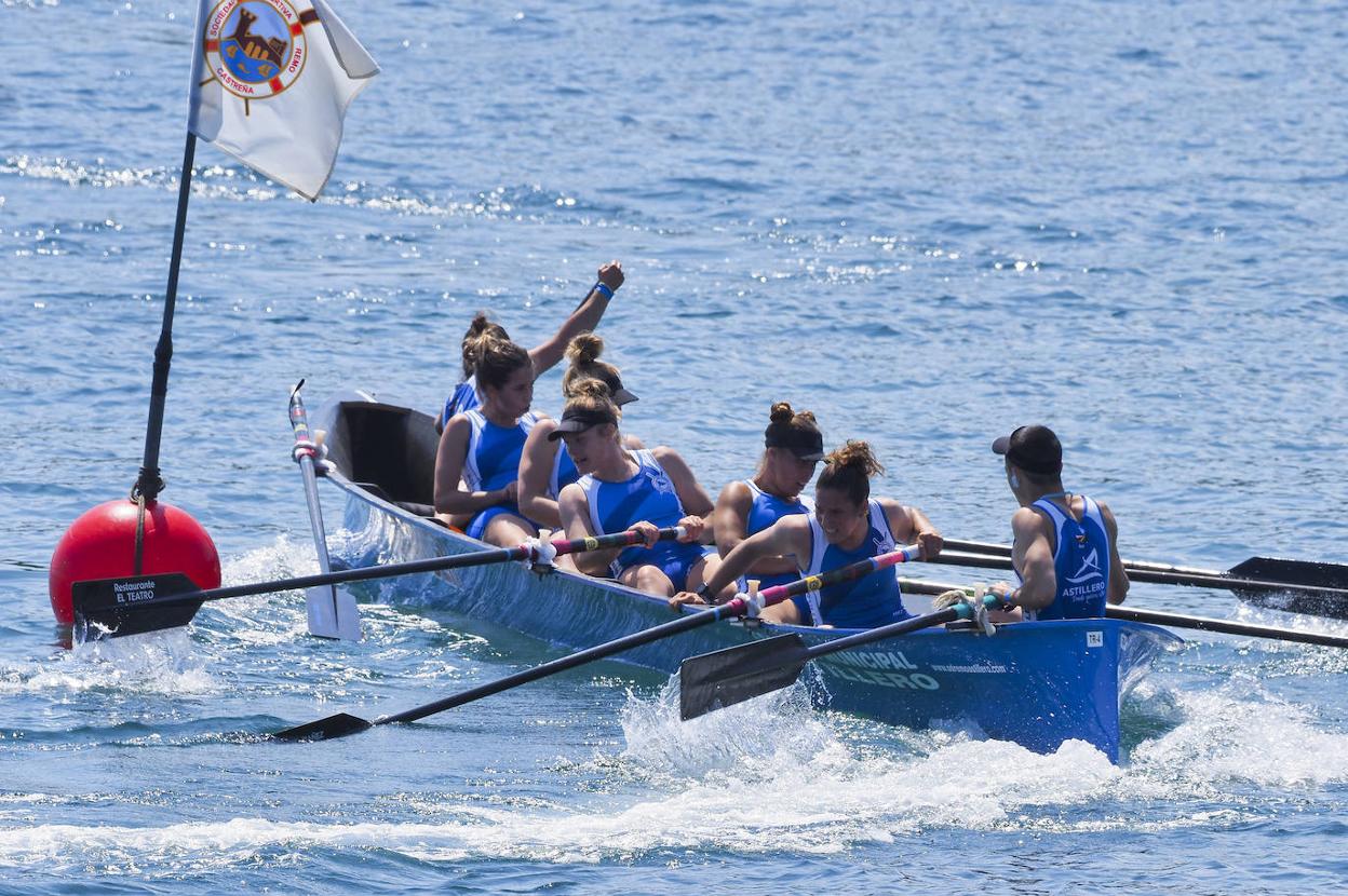 Las remeras de Astillero, en plena ciaboga durante su participación este domingo en el Campeonato de España de trainerillas en aguas de Castro Urdiales. 