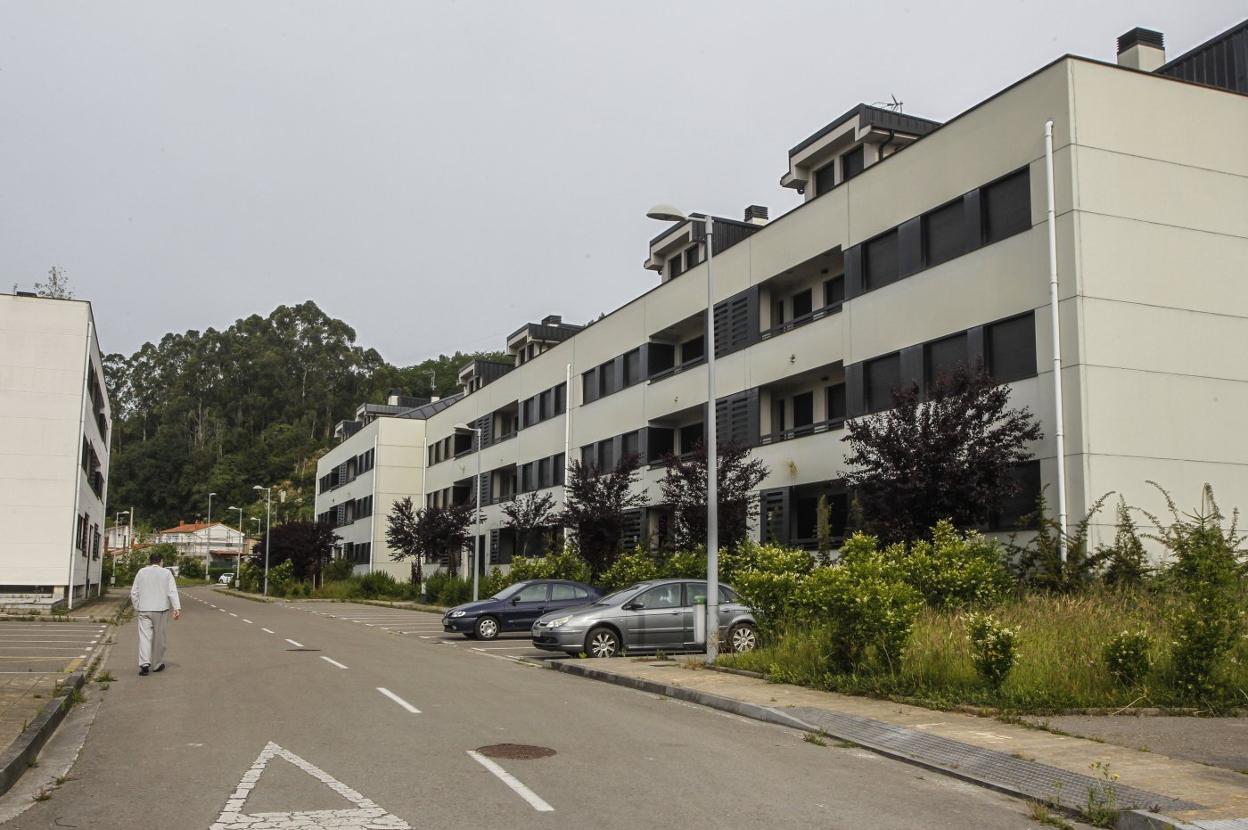 Un hombre camina por la urbanización, que quedó abandonada tras el estallido de la burbuja inmobiliaria. luis palomeque