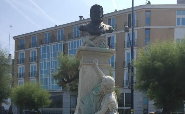 l monumento al científico Augusto González de Linares en la Plaza de Italia, Santander