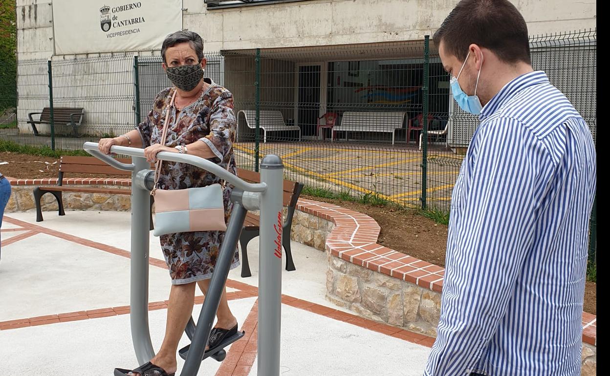 Una vecina prueba los nuevos aparatos instalados a pie de calle para la práctica de actividad física en El Astillero.