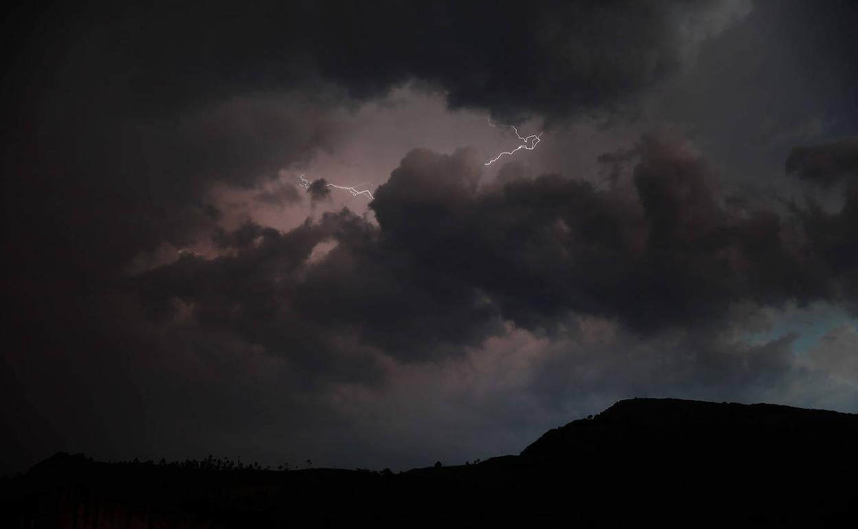 Tormenta en la Sierra del Escudo de Cabezón de la Sal.