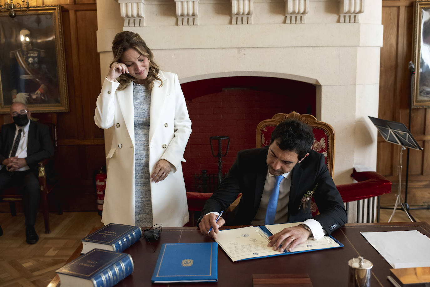 El presentador de 'Aquí la Tierra' se casó con Sandra Castillo en un enlace «muy familiar» celebrado en el Palacio de La Magdalena.