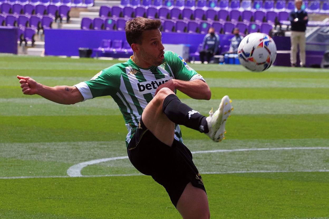 Sergio Canales hace un escorzo para controlar el balón, en el estadio José Zorrilla de Valladolid.