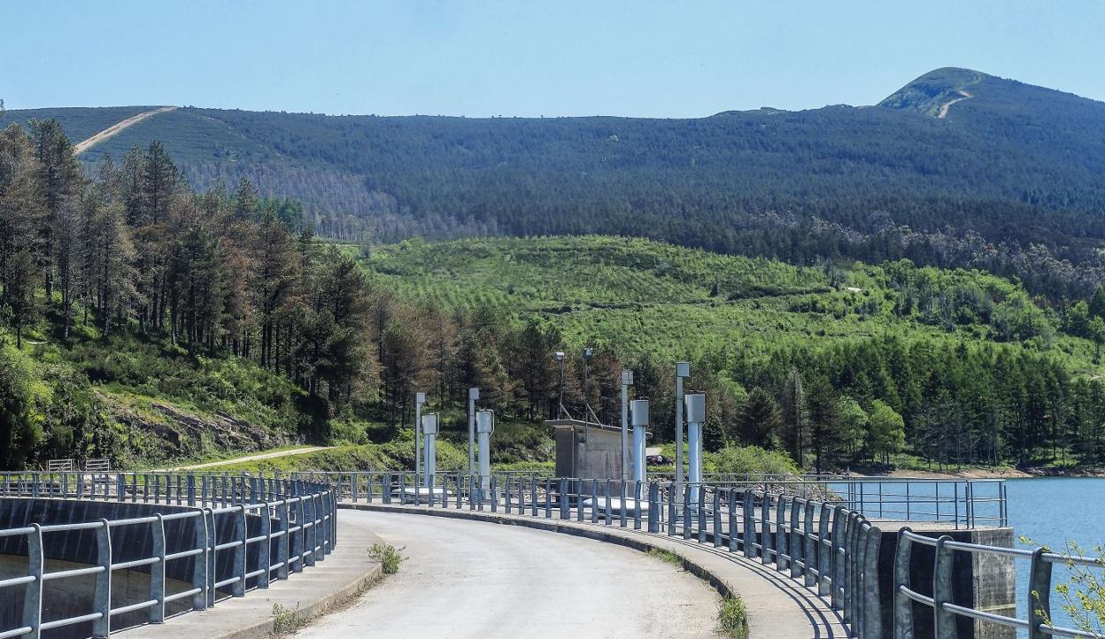 Al fondo, los montes sobre los que se ubicarán parte de los aerogeneradores del futuro parque. 