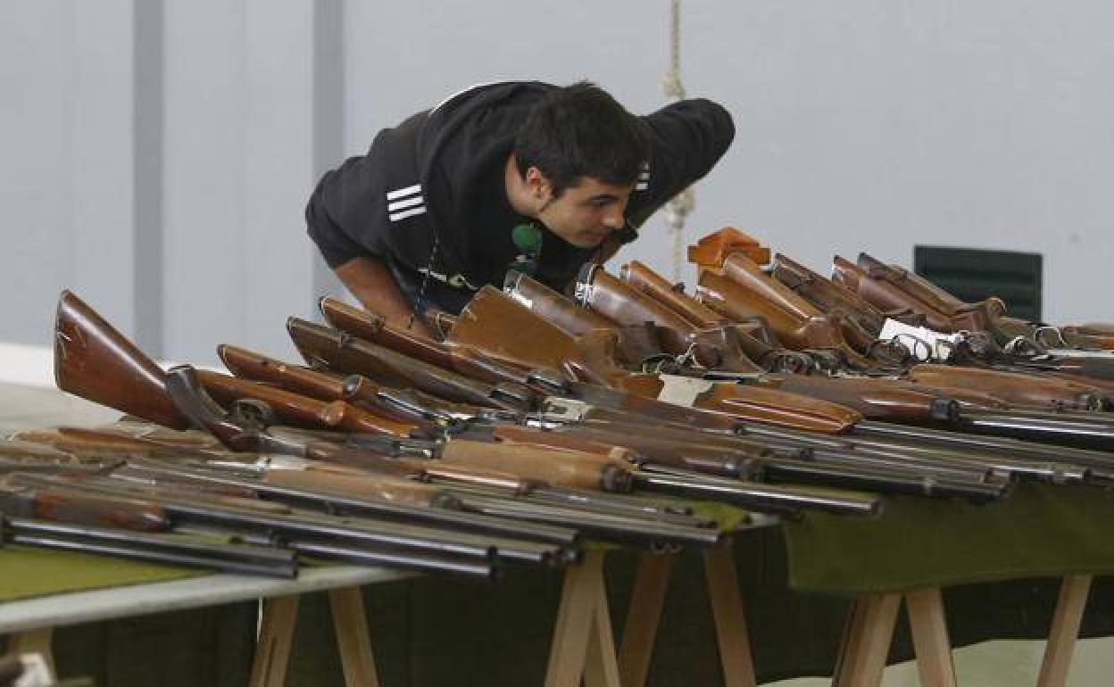 Subasta de armas en el cuartel de la Guardia Civil, en Campogiro, Santander, en 2016