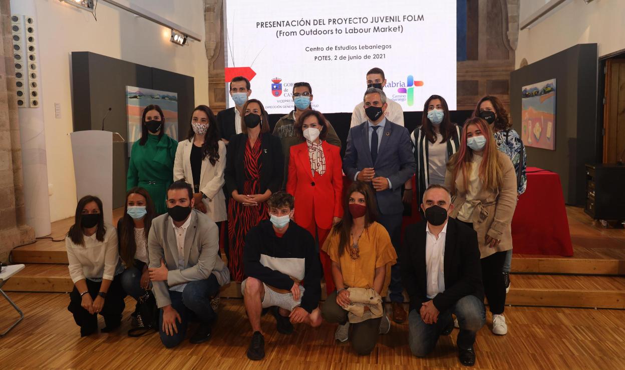 Carmen Calvo con el grupo de jóvenes, autoridades regionales y responsables del proyecto 