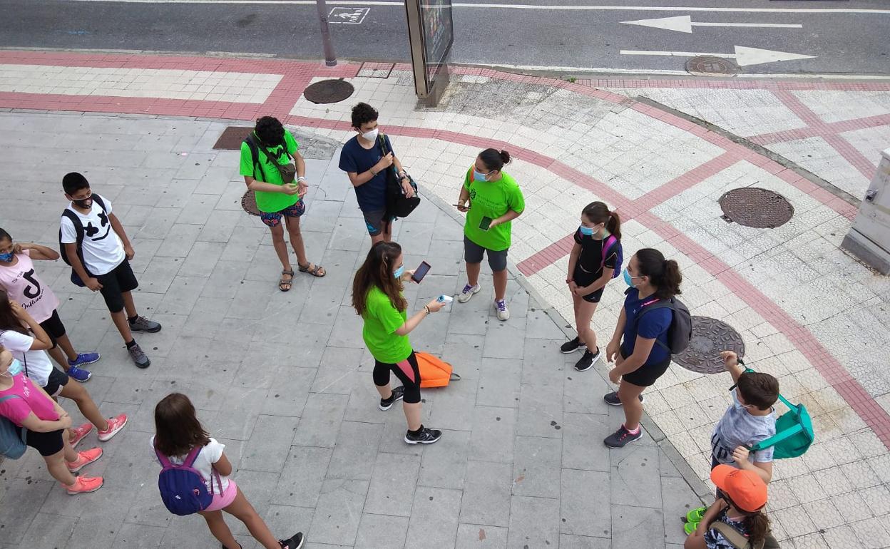 Participantes durante una de las rutas «Anda ya».