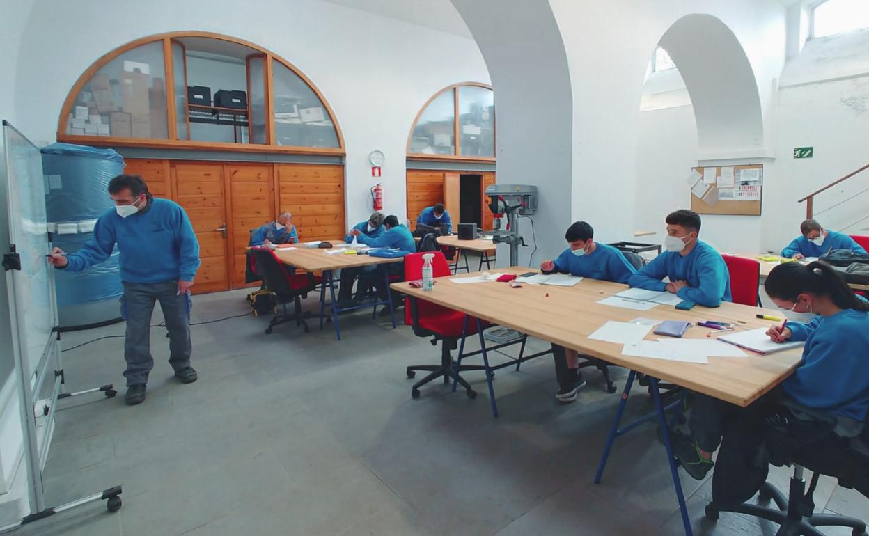 Alumnos durante una clase de Energías Renovables de la Escuela Taller.