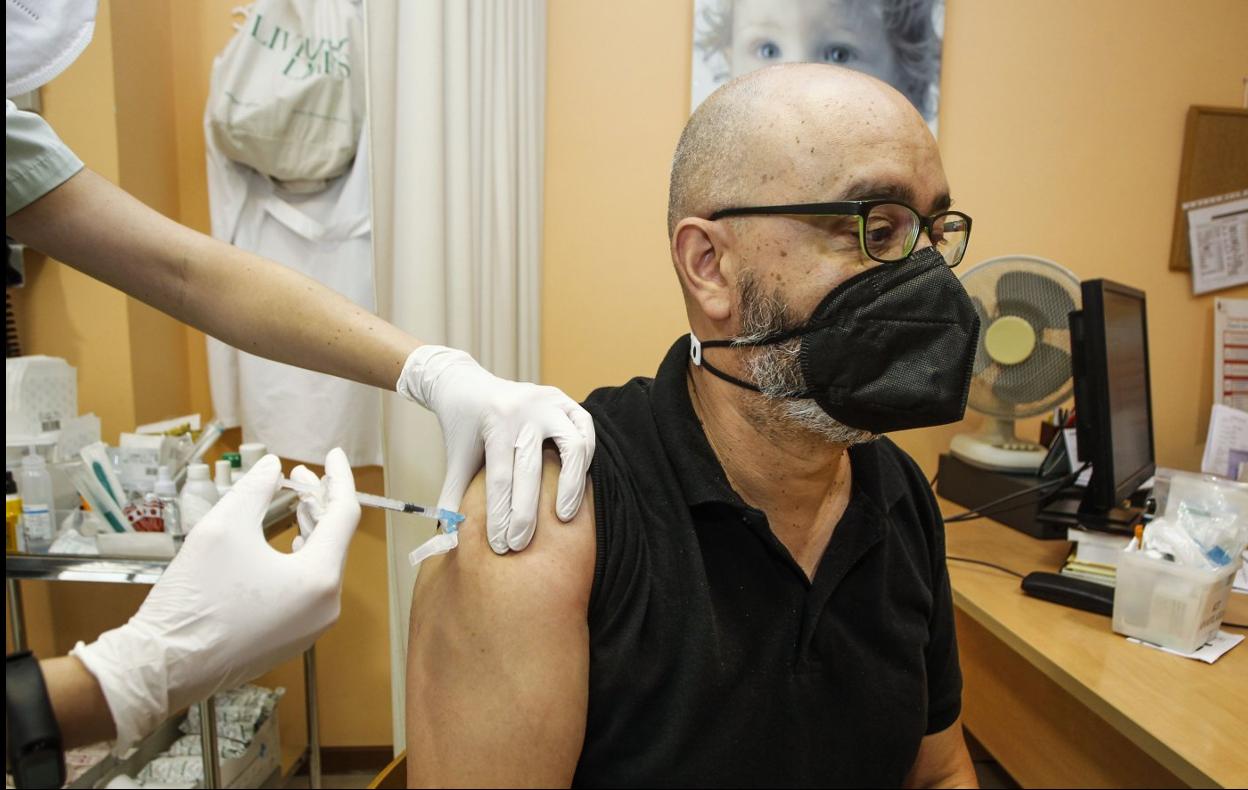 Óscar Ruiz, vecino de Torrelavega, recibe la primera dosis de Pfizer en el centro de salud Dobra de la capital del Besaya. 