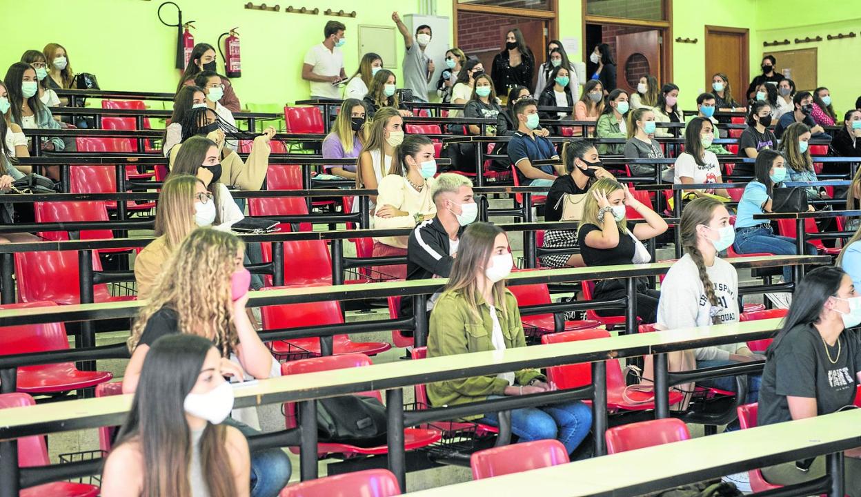 Estudiantes de la Universidad de Cantabria, en un aula, el primer día de clase del presente curso académico. 