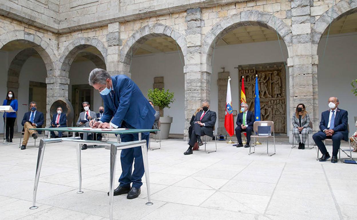 Miguel Ángel Revilla en la firma de la Alianza por la Industria que se ha celebrado en el Parlamento.