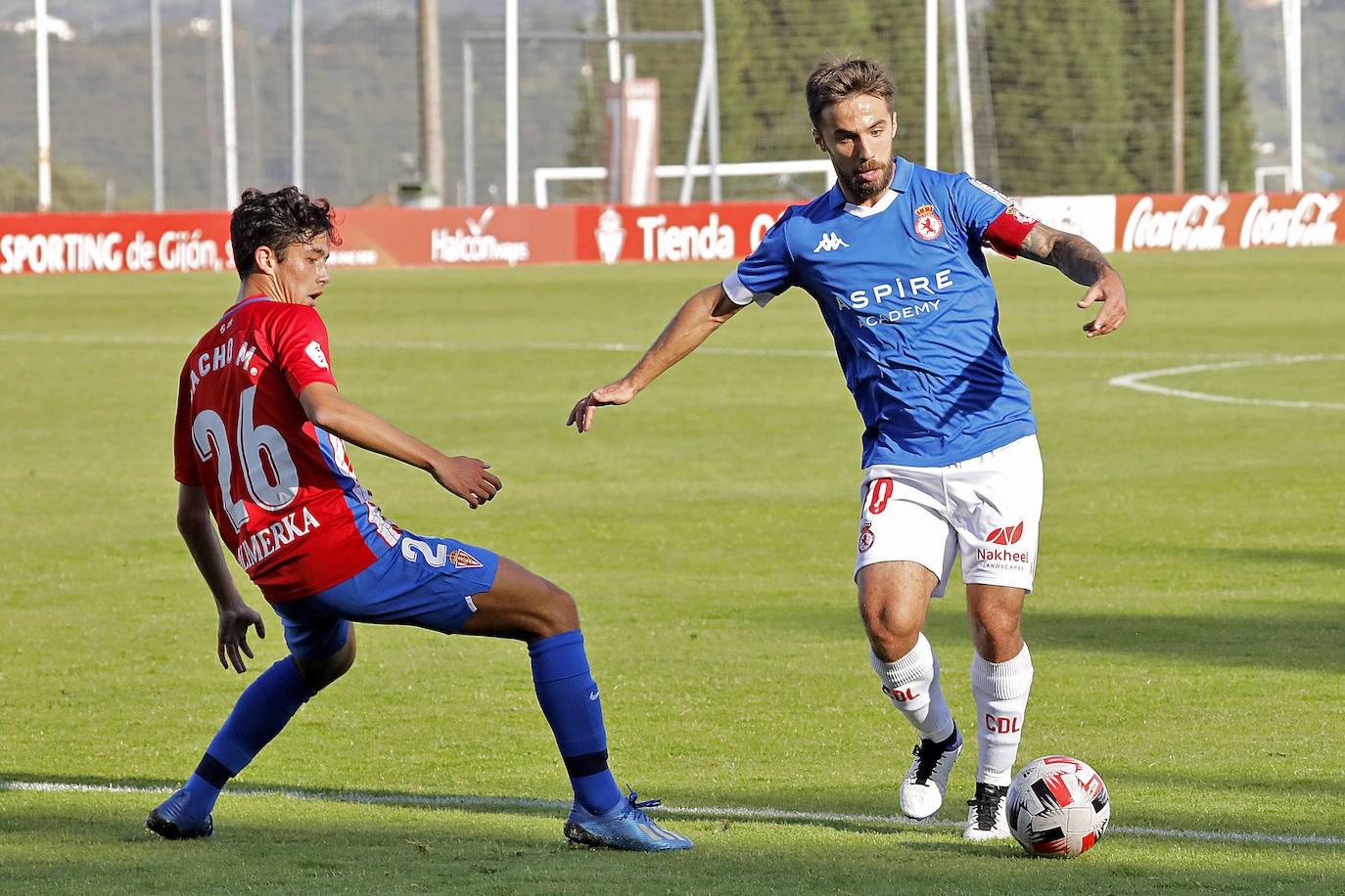 El centrocampista Sergio Marcos conduce el balón en una imagen de archivo y luciendo la camiseta de la Cultural.