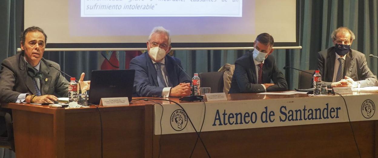 De izquierda a derecha, Ángel Hernández, Jacinto Bátiz y José Luis López del Moral, en el acto del Ateneo de Santander. 