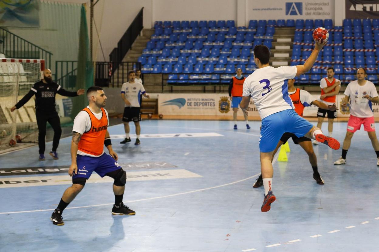 El Sinfín, en pleno entrenamiento en La Albericia. Este sábado debutará en el Palacio de los Deportes. 