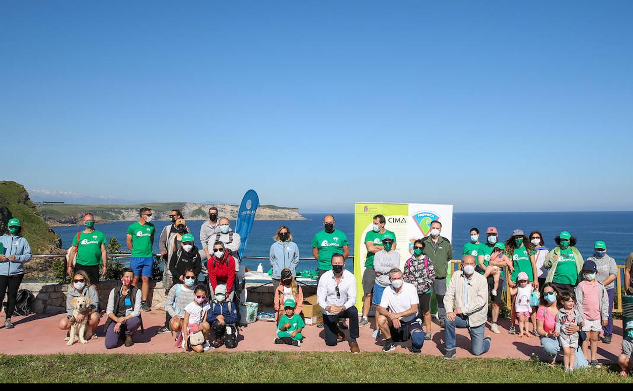 Voluntarios recogen 160 kilos de plástico en la playa de Los Locos de Suances