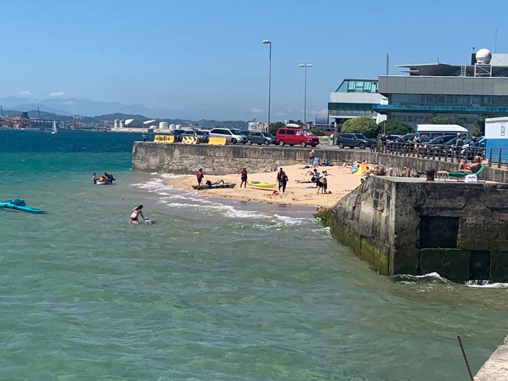 Los hosteleros celebran el comienzo de la temporada en un día en que los termómetros alcanzan los 19 grados en Santander