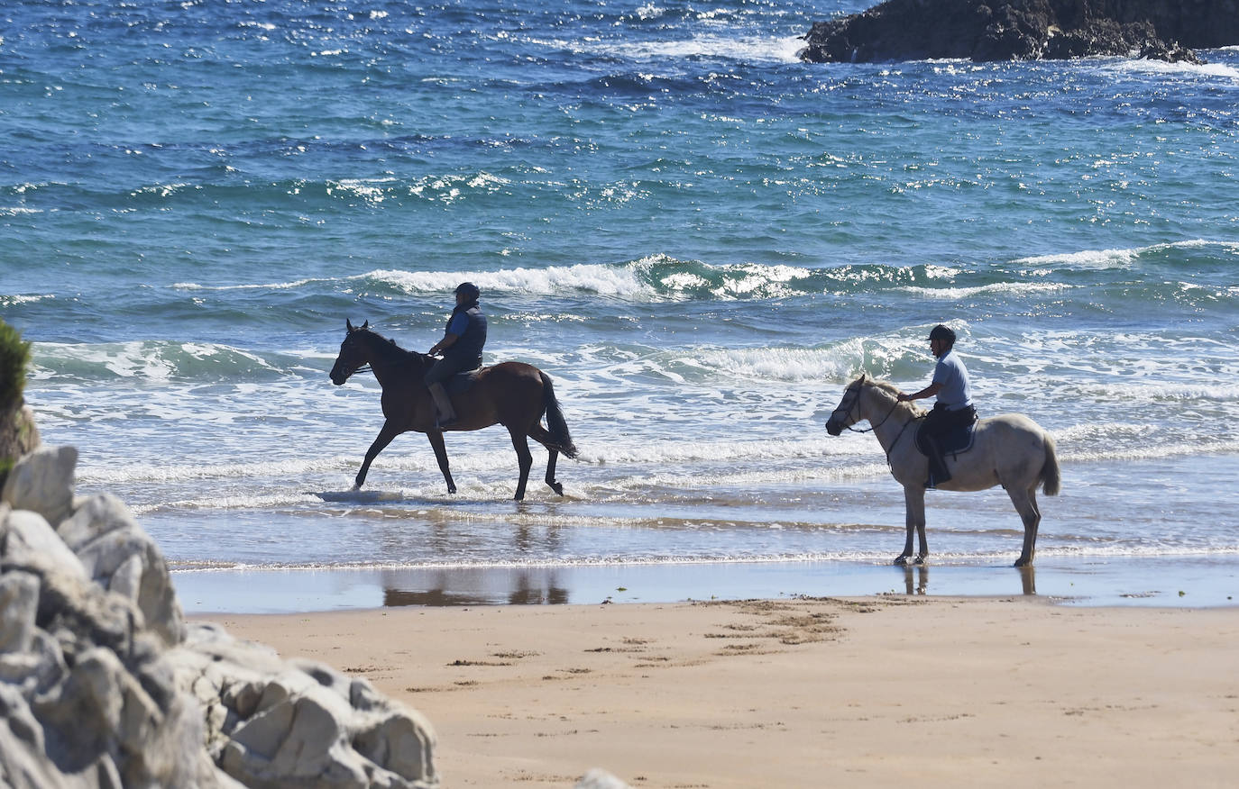 Los hosteleros celebran el comienzo de la temporada en un día en que los termómetros alcanzan los 19 grados en Santander