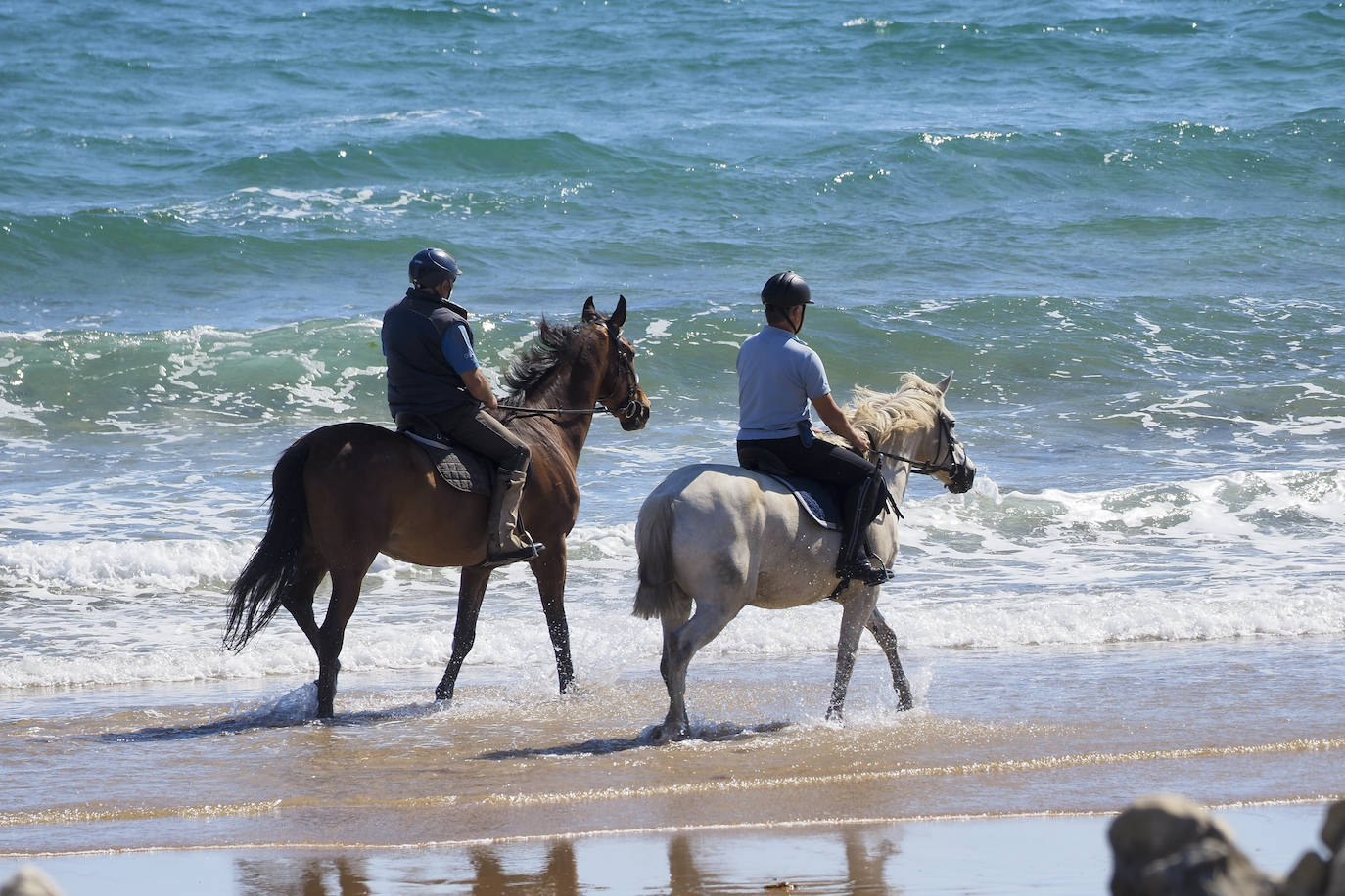 Los hosteleros celebran el comienzo de la temporada en un día en que los termómetros alcanzan los 19 grados en Santander