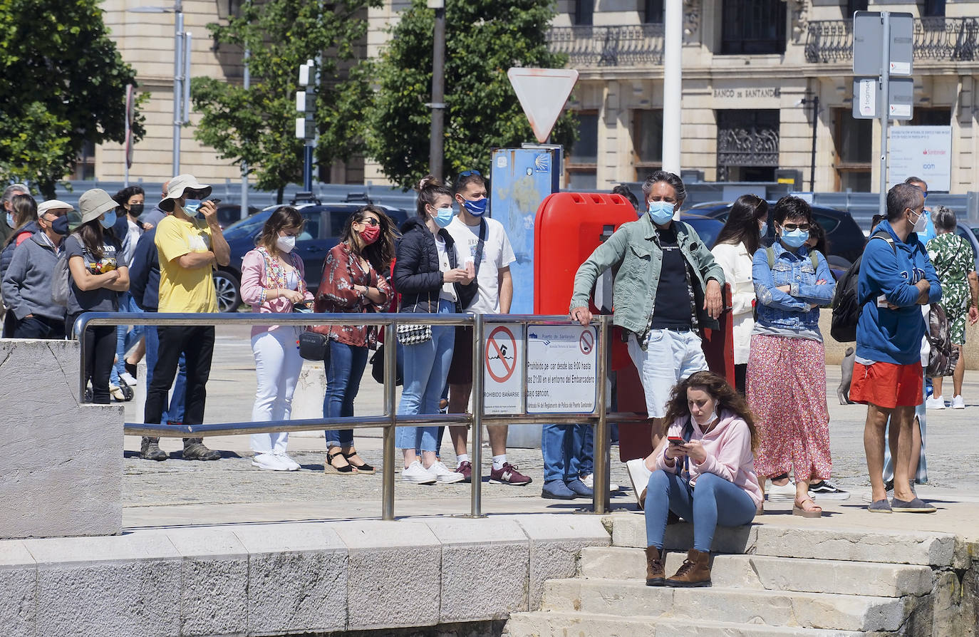 Los hosteleros celebran el comienzo de la temporada en un día en que los termómetros alcanzan los 19 grados en Santander