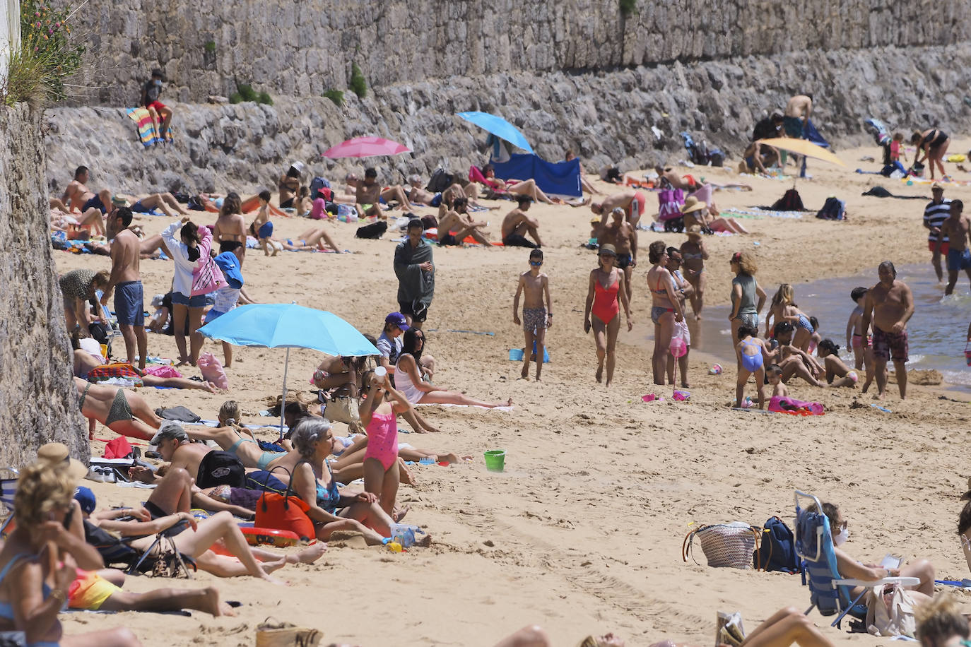 Los hosteleros celebran el comienzo de la temporada en un día en que los termómetros alcanzan los 19 grados en Santander