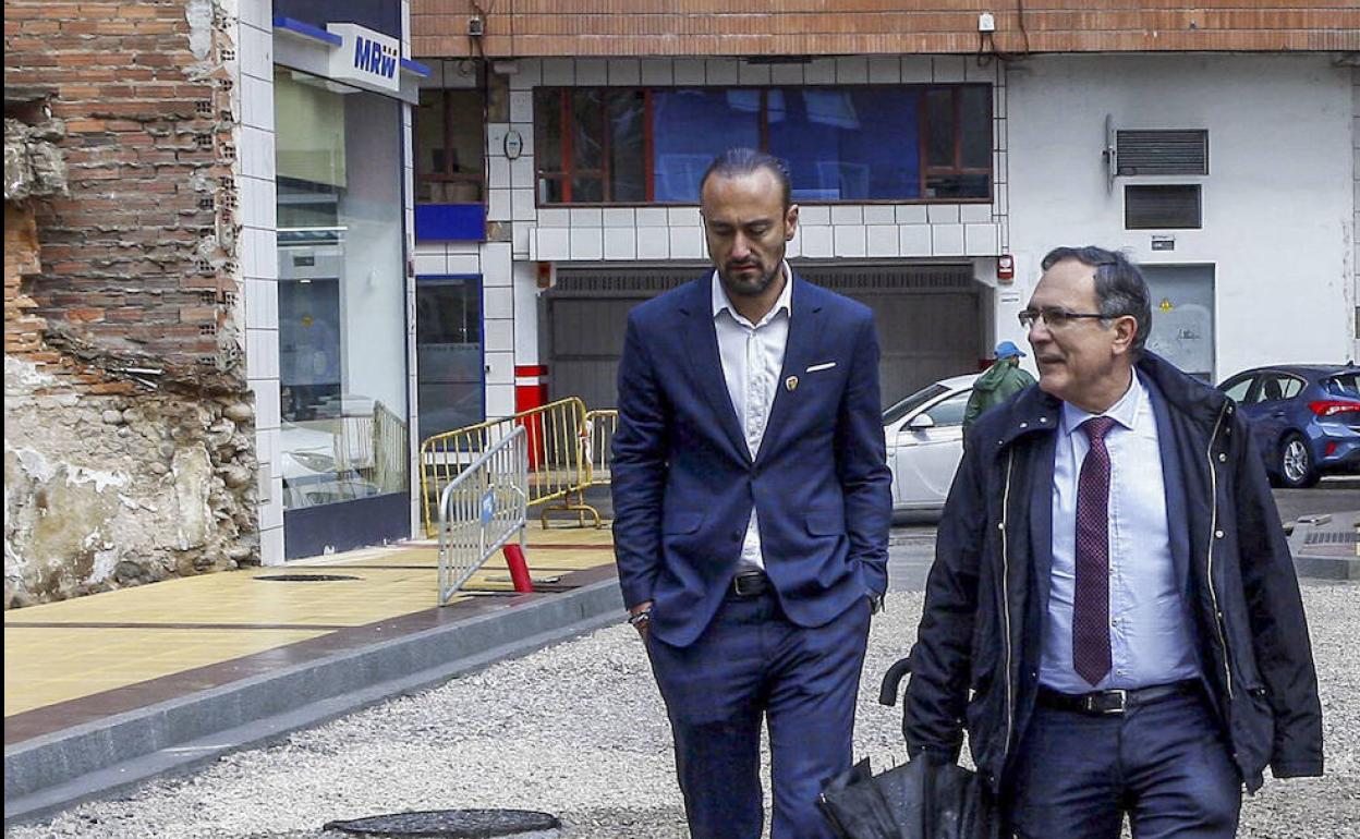 El alcalde, Javier López Estrada (PRC), y el primer teniente de alcalde, José Manuel Cruz Viadero (PSOE), visitan una obra en un vial