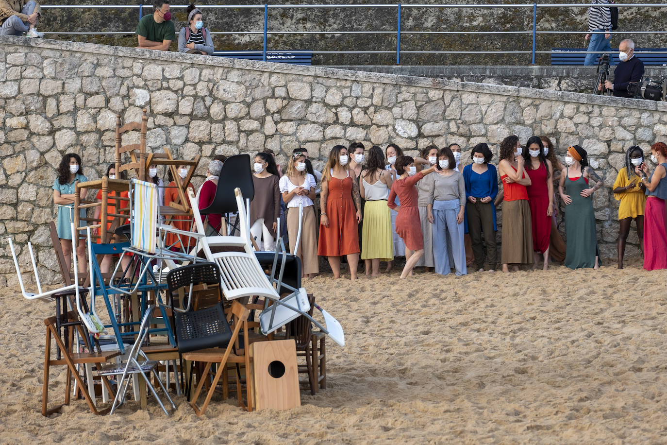 La playa se convierte en escenario para reivindicar el cuerpo de la mujer «diverso, superviviente, sin máscaras»