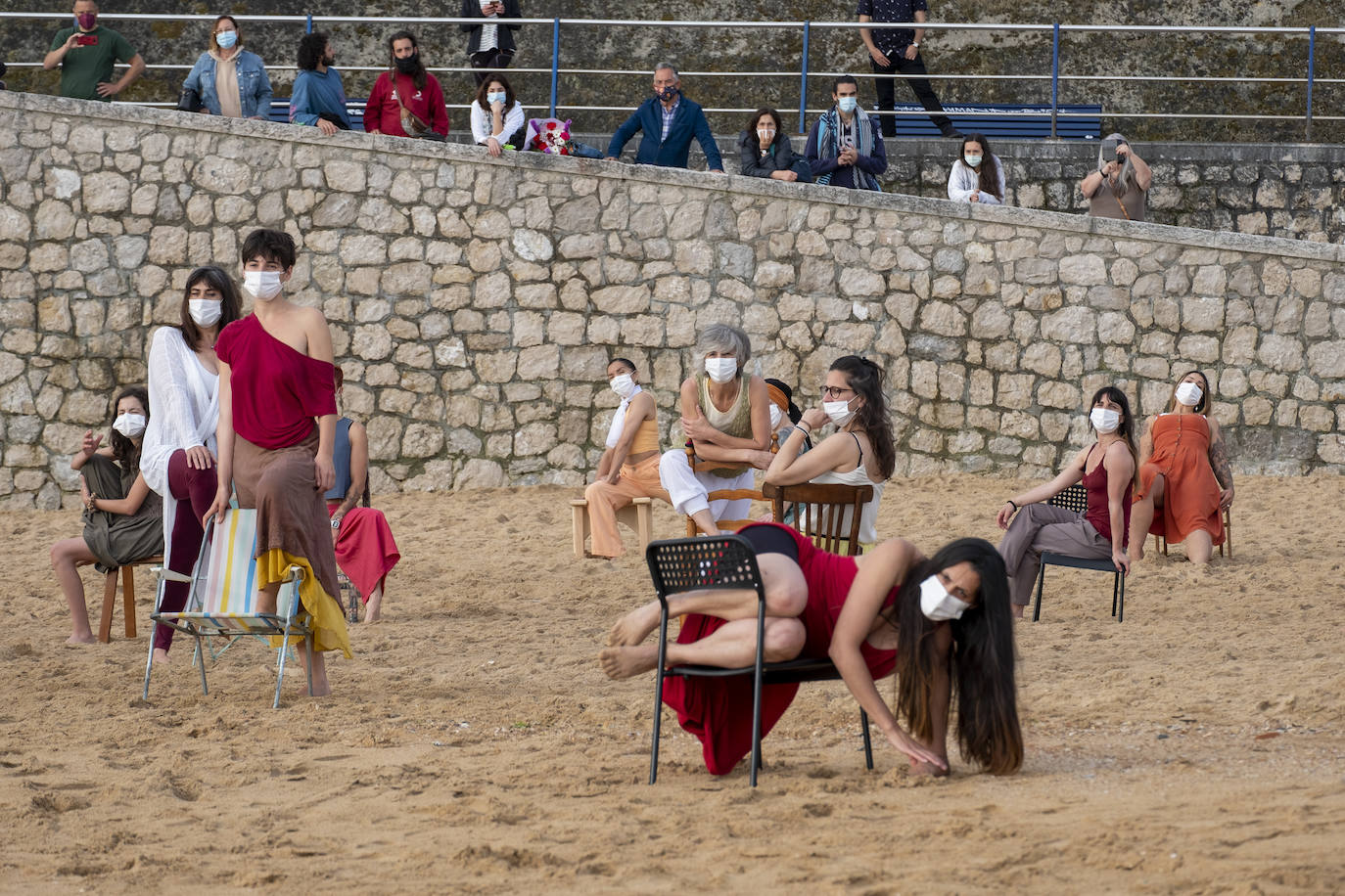 La playa se convierte en escenario para reivindicar el cuerpo de la mujer «diverso, superviviente, sin máscaras»