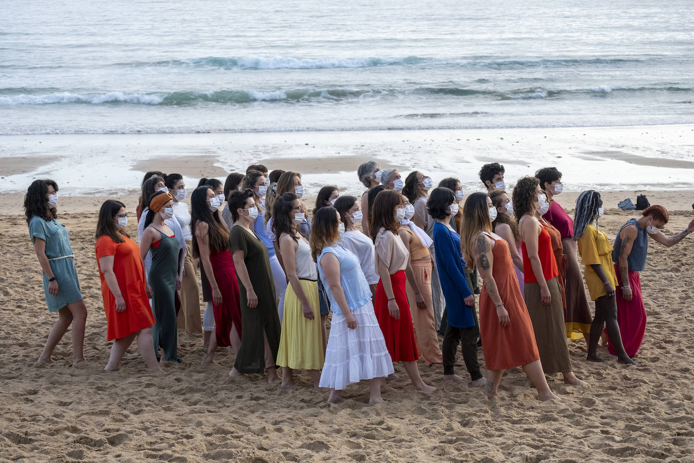 La playa se convierte en escenario para reivindicar el cuerpo de la mujer «diverso, superviviente, sin máscaras»