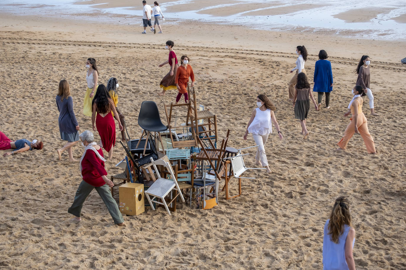 La playa se convierte en escenario para reivindicar el cuerpo de la mujer «diverso, superviviente, sin máscaras»