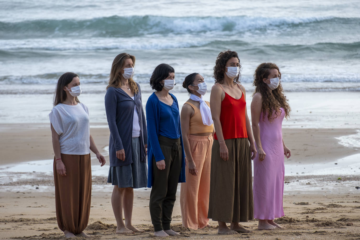 La playa se convierte en escenario para reivindicar el cuerpo de la mujer «diverso, superviviente, sin máscaras»