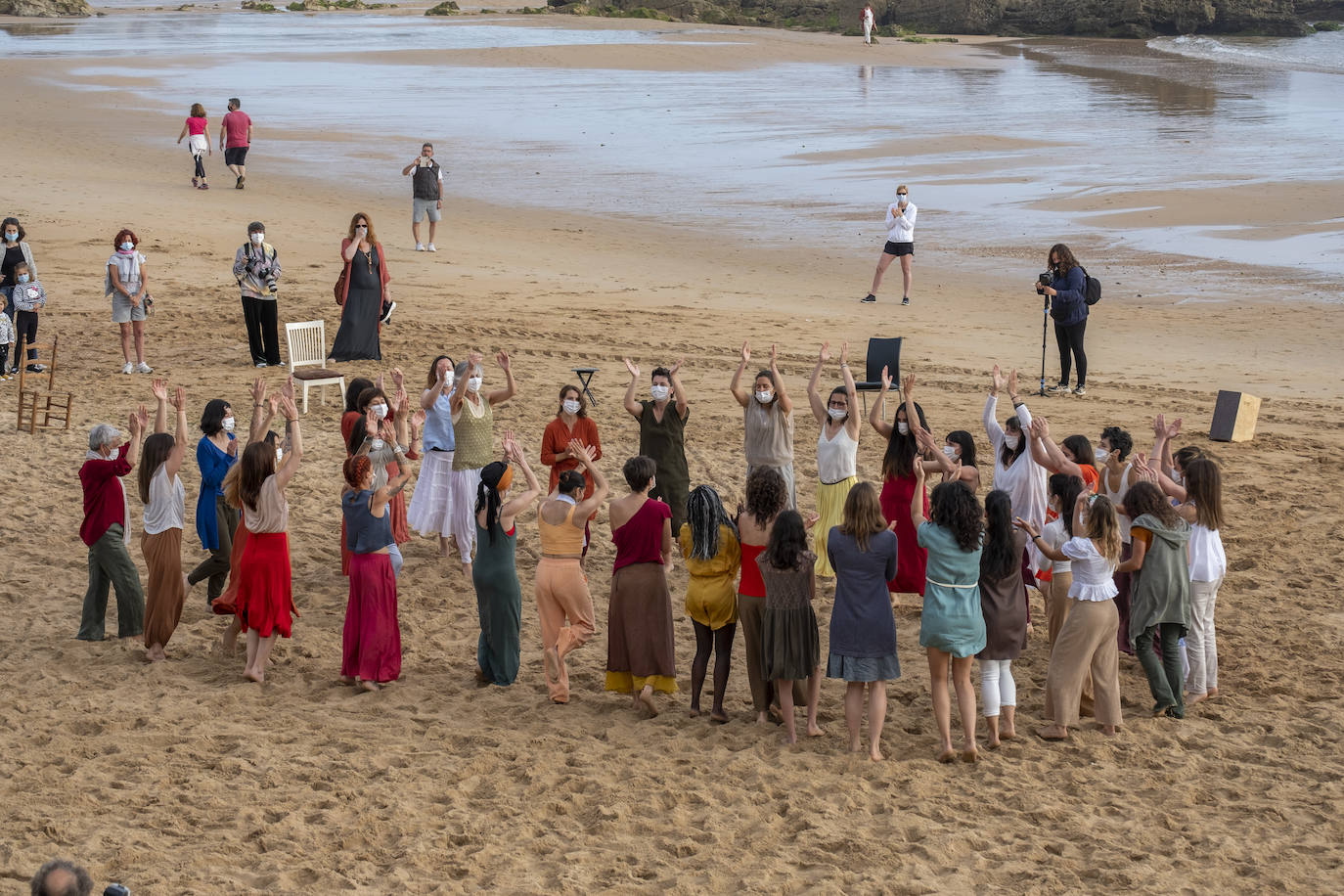 La playa se convierte en escenario para reivindicar el cuerpo de la mujer «diverso, superviviente, sin máscaras»