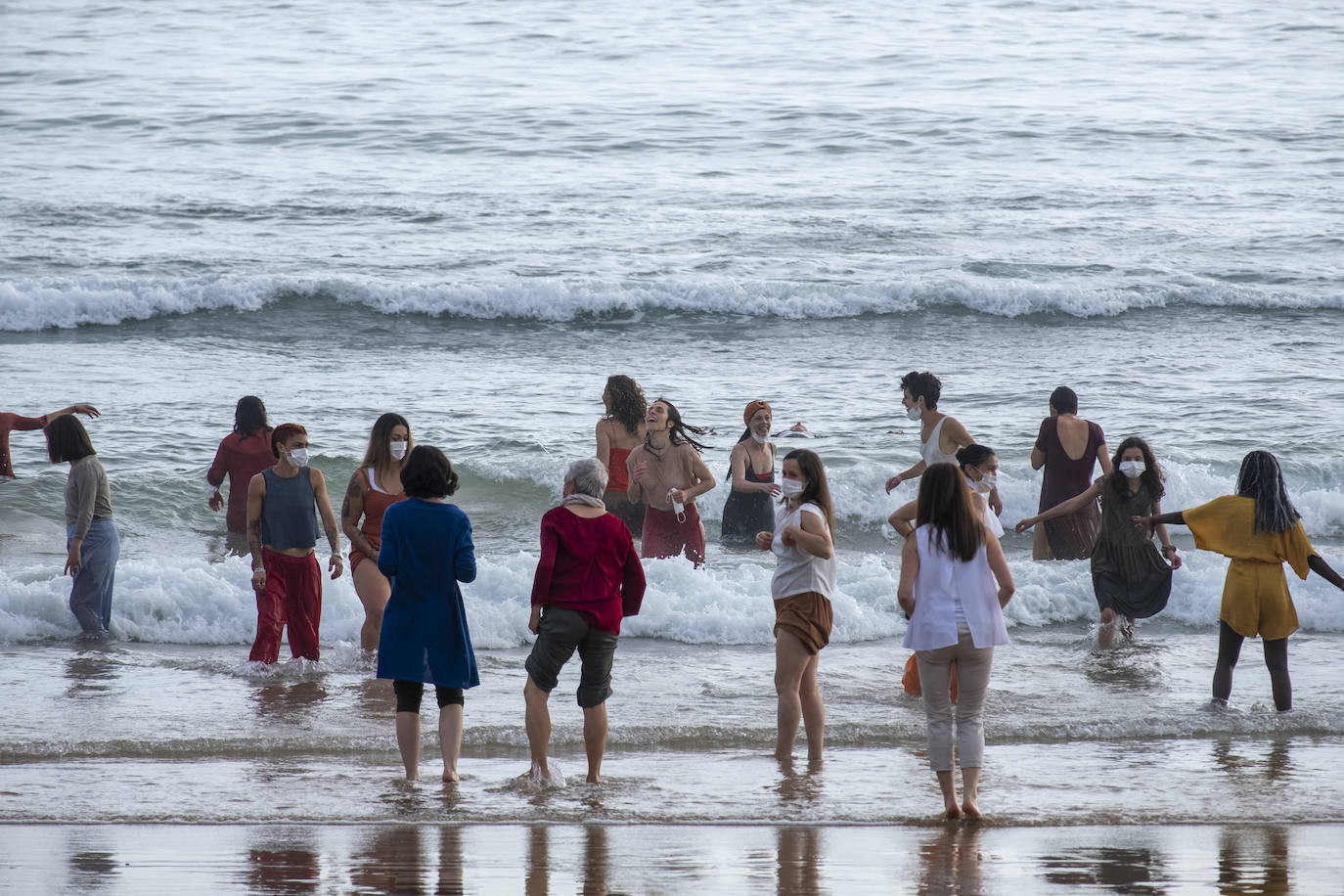 La playa se convierte en escenario para reivindicar el cuerpo de la mujer «diverso, superviviente, sin máscaras»