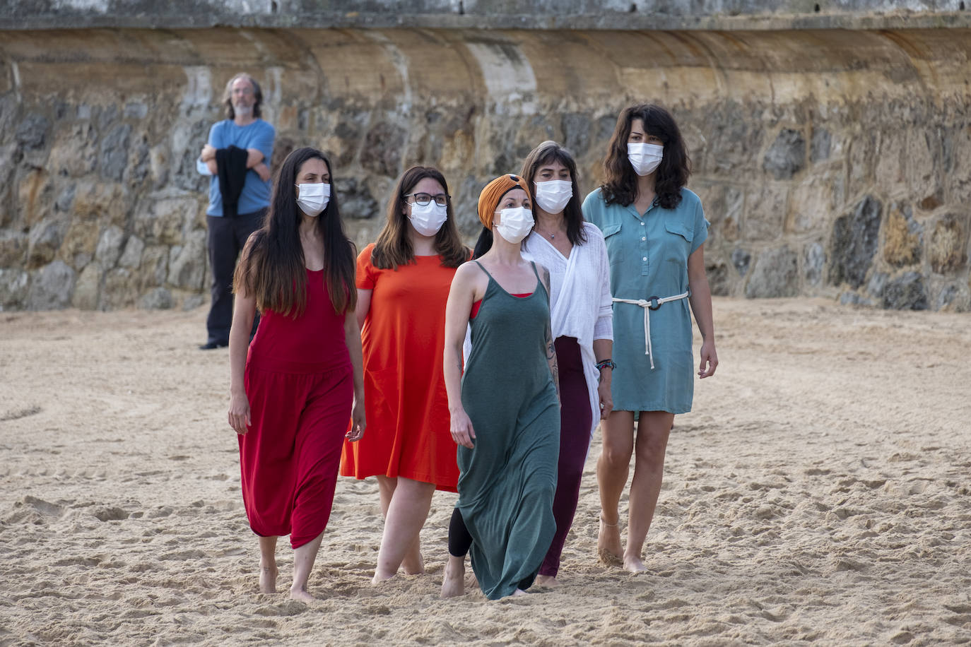 La playa se convierte en escenario para reivindicar el cuerpo de la mujer «diverso, superviviente, sin máscaras»