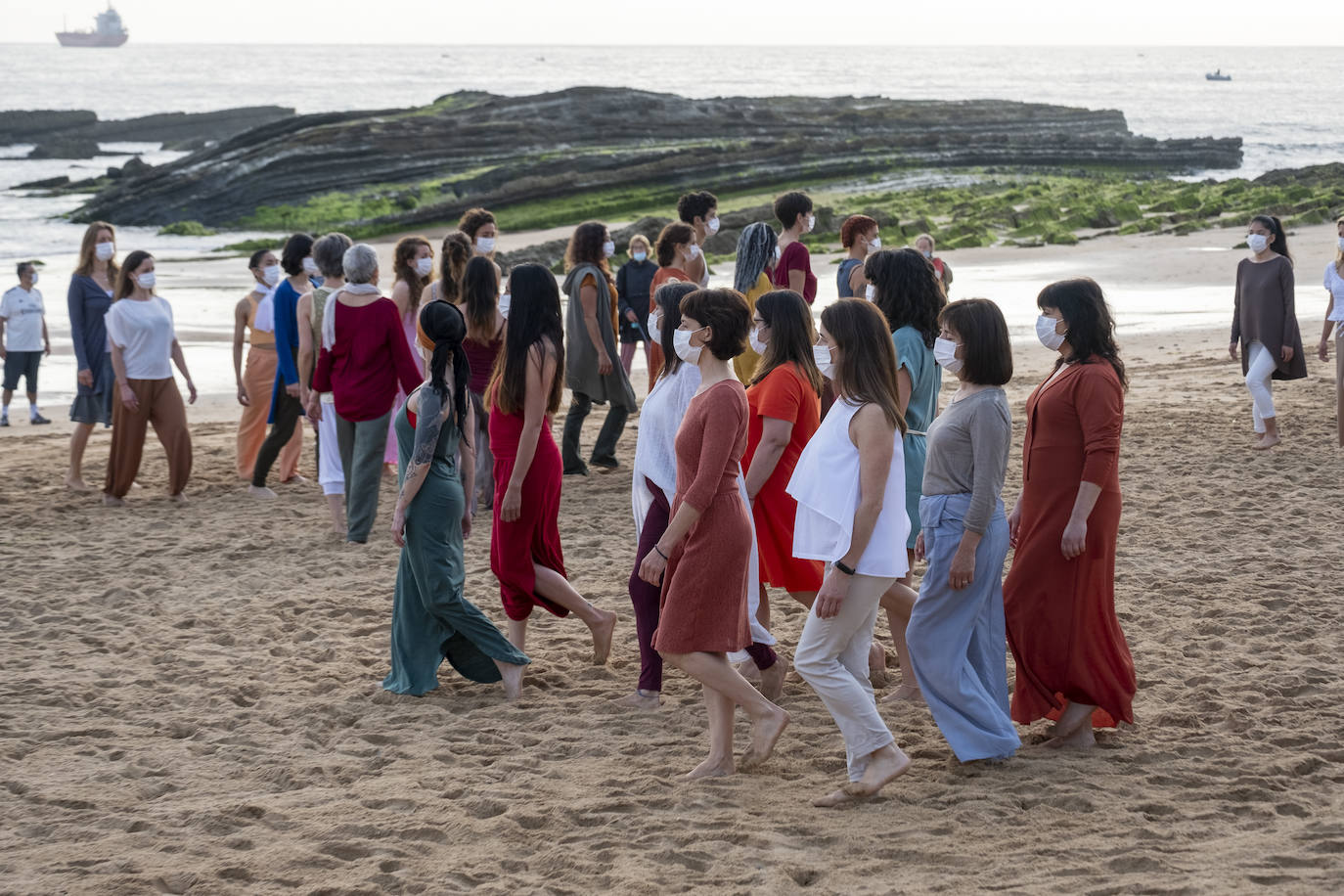 La playa se convierte en escenario para reivindicar el cuerpo de la mujer «diverso, superviviente, sin máscaras»