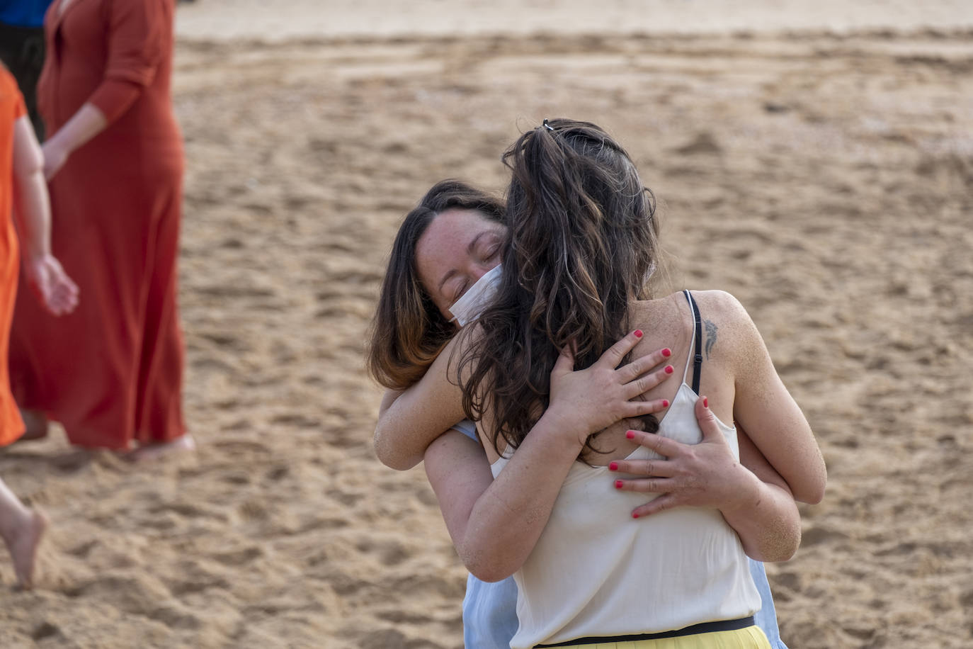 La playa se convierte en escenario para reivindicar el cuerpo de la mujer «diverso, superviviente, sin máscaras»