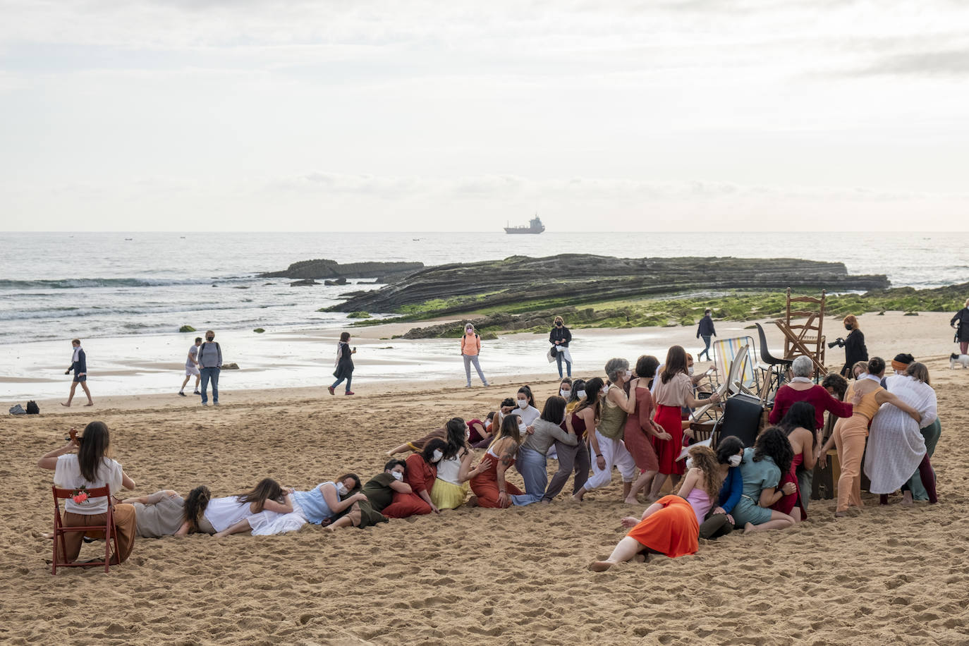 La playa se convierte en escenario para reivindicar el cuerpo de la mujer «diverso, superviviente, sin máscaras»